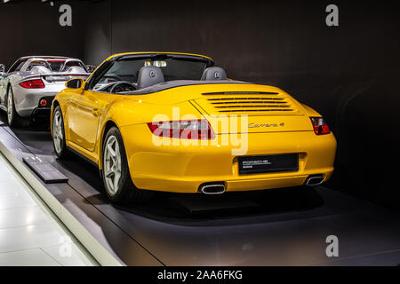 Stoccarda, Germania, Sep 2019 giallo Porsche 911 Carrera 4 Cabriolet 2005, Stoccarda Porsche Museum, 997 Series, di sesta generazione, realizzato da Porsche Foto Stock