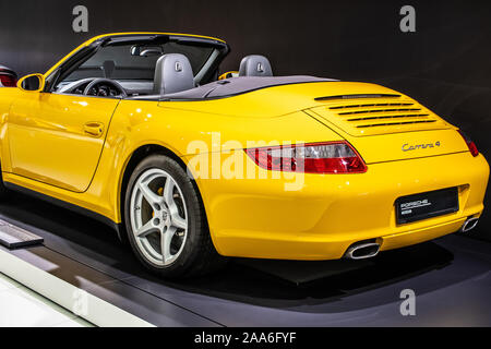 Stoccarda, Germania, Sep 2019 giallo Porsche 911 Carrera 4 Cabriolet 2005, Stoccarda Porsche Museum, 997 Series, di sesta generazione, realizzato da Porsche Foto Stock