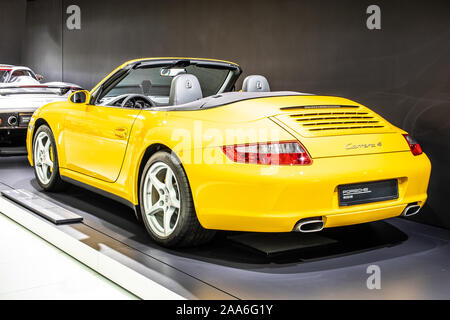 Stoccarda, Germania, Sep 2019 giallo Porsche 911 Carrera 4 Cabriolet 2005, Stoccarda Porsche Museum, 997 Series, di sesta generazione, realizzato da Porsche Foto Stock