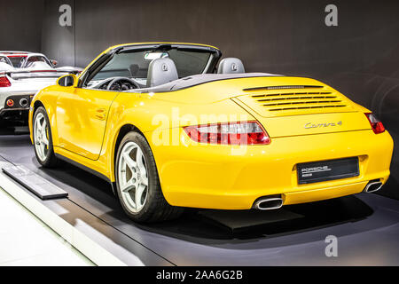 Stoccarda, Germania, Sep 2019 giallo Porsche 911 Carrera 4 Cabriolet 2005, Stoccarda Porsche Museum, 997 Series, di sesta generazione, realizzato da Porsche Foto Stock