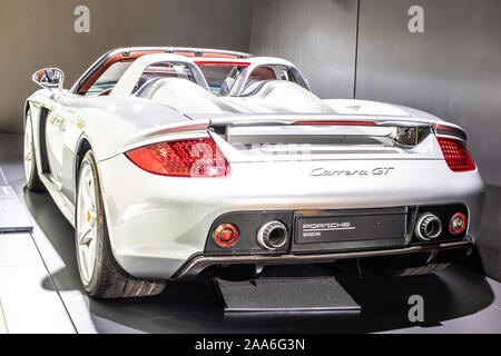 Stoccarda, Germania, Sep 2019 argento Porsche Carrera GT (Codice Progetto 980) A Stoccarda Porsche Museum, mid-motore auto sportiva prodotta da Porsche Foto Stock