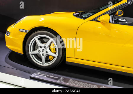 Stoccarda, Germania, Sep 2019 giallo Porsche 911 Carrera 4 Cabriolet 2005, Stoccarda Porsche Museum, 997 Series, di sesta generazione, realizzato da Porsche Foto Stock