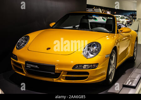 Stoccarda, Germania, Sep 2019 giallo Porsche 911 Carrera 4 Cabriolet 2005, Stoccarda Porsche Museum, 997 Series, di sesta generazione, realizzato da Porsche Foto Stock