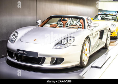 Stoccarda, Germania, Sep 2019 argento Porsche Carrera GT (Codice Progetto 980) A Stoccarda Porsche Museum, mid-motore auto sportiva prodotta da Porsche Foto Stock