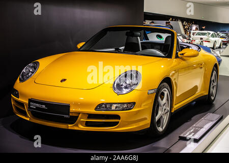 Stoccarda, Germania, Sep 2019 giallo Porsche 911 Carrera 4 Cabriolet 2005, Stoccarda Porsche Museum, 997 Series, di sesta generazione, realizzato da Porsche Foto Stock