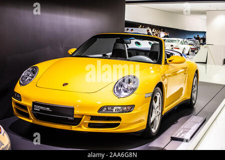 Stoccarda, Germania, Sep 2019 giallo Porsche 911 Carrera 4 Cabriolet 2005, Stoccarda Porsche Museum, 997 Series, di sesta generazione, realizzato da Porsche Foto Stock