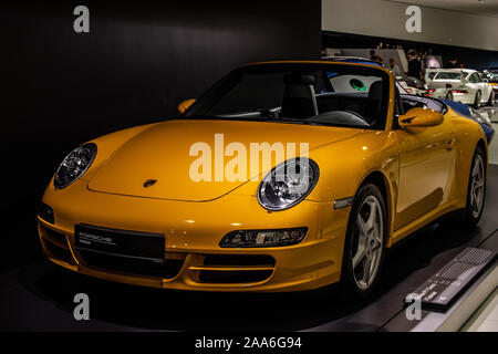 Stoccarda, Germania, Sep 2019 giallo Porsche 911 Carrera 4 Cabriolet 2005, Stoccarda Porsche Museum, 997 Series, di sesta generazione, realizzato da Porsche Foto Stock