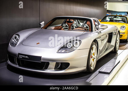 Stoccarda, Germania, Sep 2019 argento Porsche Carrera GT (Codice Progetto 980) A Stoccarda Porsche Museum, mid-motore auto sportiva prodotta da Porsche Foto Stock