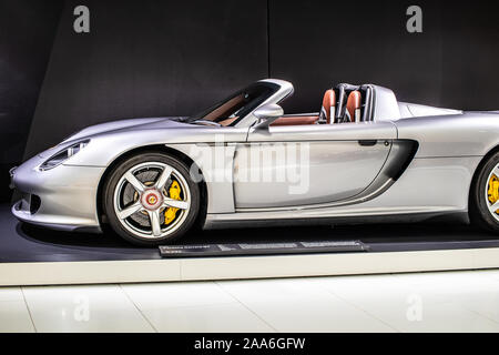 Stoccarda, Germania, Sep 2019 argento Porsche Carrera GT (Codice Progetto 980) A Stoccarda Porsche Museum, mid-motore auto sportiva prodotta da Porsche Foto Stock