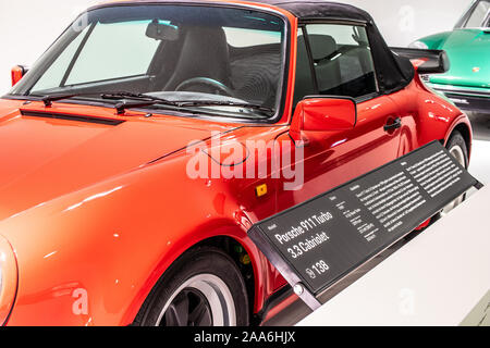 Stoccarda, Germania, Sep, 2019: Porsche 911 Turbo 3.3 Cabriolet 1989, Stoccarda Porsche Museum, Tipo 930, serie G, auto sportiva prodotta da Porsche Foto Stock