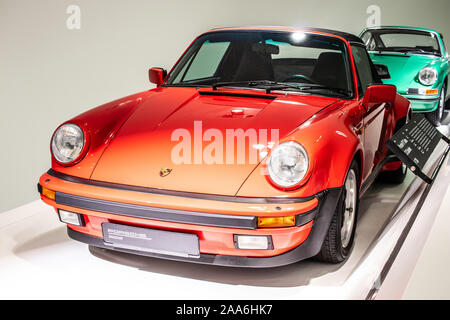 Stoccarda, Germania, Sep, 2019: Porsche 911 Turbo 3.3 Cabriolet 1989, Stoccarda Porsche Museum, Tipo 930, serie G, auto sportiva prodotta da Porsche Foto Stock