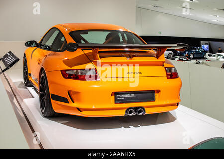 Stoccarda, Germania, Sep 2019: giallo Porsche 911 GT3 RS 2007, Stoccarda Porsche Museum, 997 Series, sesta generazione, supersport vettura costruita dalla Porsche Foto Stock