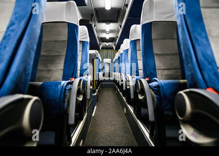 Concetto di viaggio, fila di sedili posti in bus lato passeggero Foto Stock