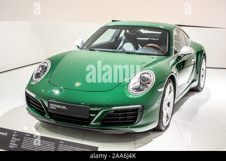Stoccarda, Germania, Sep 2019 irish green Porsche 911 Carrera S 2017, Stoccarda Porsche Museum, Serie 991, settima generazione, supercar costruita da Porsche Foto Stock