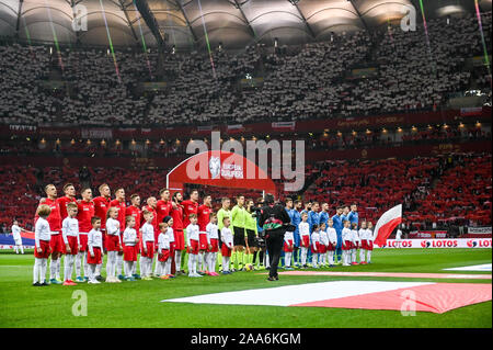 Varsavia, Polonia. Xix Nov, 2019. Squadre la Polonia e la Slovenia sono visti cantare inni nazionali durante l'Euro 2020 qualificatori (gruppo G) match tra la Polonia e la Slovenia. (Punteggio finale; Polonia 3:2 La Slovenia) Credito: SOPA Immagini limitata/Alamy Live News Foto Stock