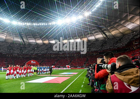 Varsavia, Polonia. Xix Nov, 2019. Squadre la Polonia e la Slovenia sono visti cantare inni nazionali durante l'Euro 2020 qualificatori (gruppo G) match tra la Polonia e la Slovenia. (Punteggio finale; Polonia 3:2 La Slovenia) Credito: SOPA Immagini limitata/Alamy Live News Foto Stock