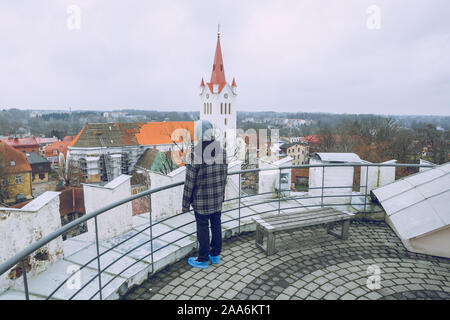 Città Cesis, Lettonia. Vecchia chiesa e uomo e tower con uomo del nuovo castello. Foto di viaggio.18.11.2019 Foto Stock
