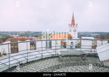 Città Cesis, Lettonia. Street con la vecchia chiesa dalla torre del castello nuovo. Foto di viaggio.18.11.2019 Foto Stock