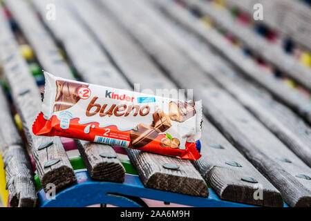 Kinder Bueno, latte e nocciole. Barra di cioccolato, molto popolare di dessert per bambini realizzato da dolciaria italiana Ferrero maker Foto Stock