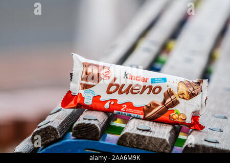 Kinder Bueno, latte e nocciole. Barra di cioccolato, molto popolare di dessert per bambini realizzato da dolciaria italiana Ferrero maker Foto Stock