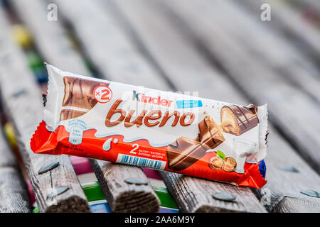 Kinder Bueno, latte e nocciole. Barra di cioccolato, molto popolare di dessert per bambini realizzato da dolciaria italiana Ferrero maker Foto Stock