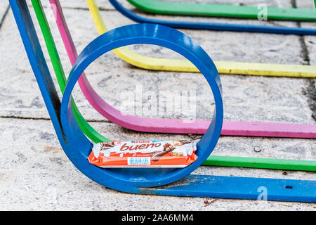 Kinder Bueno, latte e nocciole. Barra di cioccolato, molto popolare di dessert per bambini realizzato da dolciaria italiana Ferrero maker Foto Stock