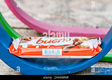 Kinder Bueno, latte e nocciole. Barra di cioccolato, molto popolare di dessert per bambini realizzato da dolciaria italiana Ferrero maker Foto Stock