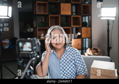 Donna vlogger facendo un video per il suo blog sulla cura della pelle Foto Stock