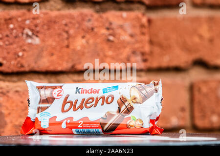 Kinder Bueno, latte e nocciole. Barra di cioccolato, molto popolare di dessert per bambini realizzato da dolciaria italiana Ferrero maker Foto Stock