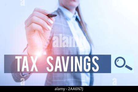 La grafia la scrittura di testo risparmio fiscale. Foto concettuale solo una porzione del reddito è imponibile pagare un importo ridotto di tasse Business donna rivolta nel rilevare Foto Stock