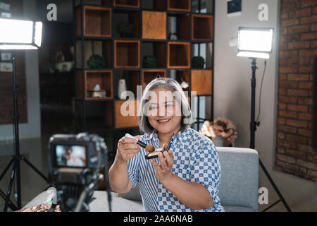 Donne anziane la realizzazione di un video per il suo blog su prodotti cosmetici Foto Stock