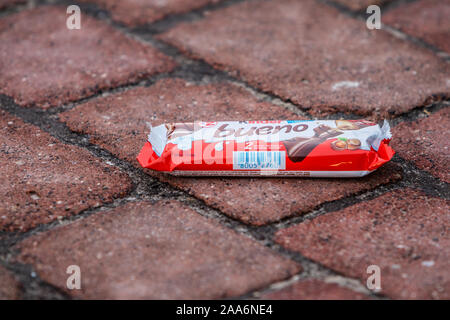 Kinder Bueno, latte e nocciole. Barra di cioccolato, molto popolare di dessert per bambini realizzato da dolciaria italiana Ferrero maker Foto Stock