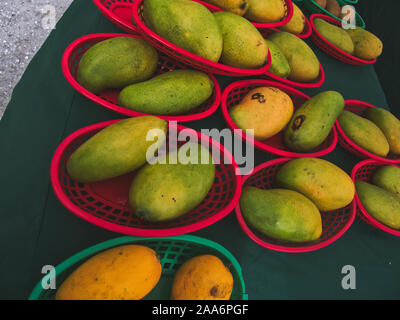 Mango fresco, frutta fresca, e verdure al mercato agricolo Foto Stock