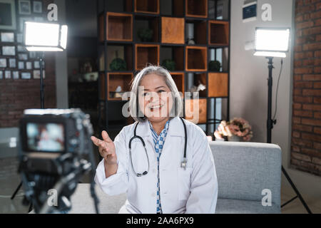 La donna medico di registrazione di video per il suo blog Foto Stock