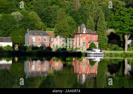 Case colorate e le imbarcazioni turistiche crociera lungo il fiume Mosa, Dinant, Namur, Belgio, Europa Foto Stock