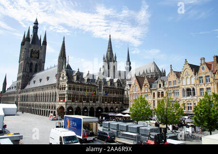 Bellissima vista del panno grande hall, un medievale edificio commerciale, Ypres, Belgio, Europa Foto Stock