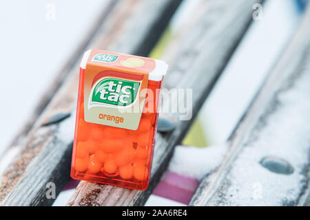 TIC TAC menta verde/arancione mix utilizzato per aggiornare la bocca, raffreddamento respiro e emana un odore gradevole . TicTac marca di piccole caramelle dure, da Ferrero Foto Stock