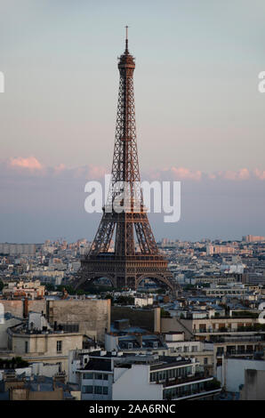 Torre Eiffel visto dall' Arco di Trionfo, Parigi, Francia, Europa Foto Stock