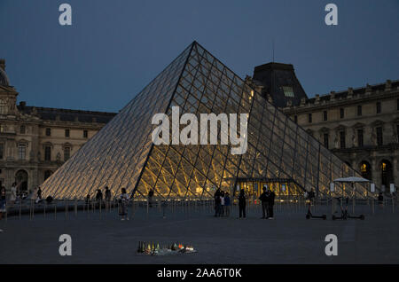 Parigi, Francia, Europa, luglio 2019, turistico presso il Museo del Louvre durante la notte Foto Stock