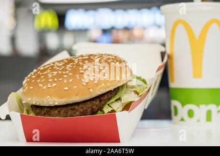 McDonald's Big Mac 100% pura Carni bovine intercalato con rinfrescanti Coca-Cola Coke, grande giallo McDonald's M segno, logo sulla tazza, patatine fritte Foto Stock