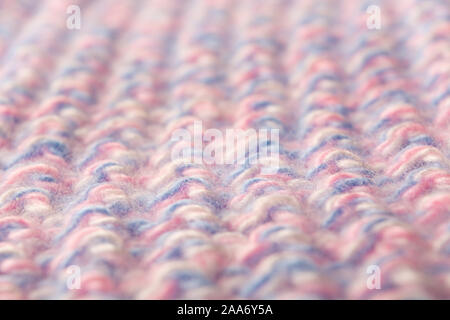 Lana configurazione testurizzata con sfondo rosa e blu di thread. Soft focus. La moda Foto Stock