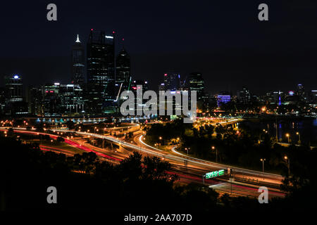 CBD di Perth raschino di cielo di edifici come la vista da Kings Park al crepuscolo e di notte Foto Stock