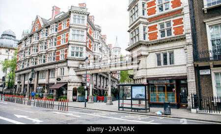 LONDON, Regno Unito - 5 maggio 2019 siciliana di Avenue - una strada pedonale con i negozi parade di Bloomsbury. Fermata bus, vuoto street. Foto Stock