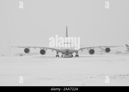 Lufthansa, Airbus A380-800, durante forti nevicate in inverno, Aeroporto di Monaco di Baviera, Baviera, Baviera, Germania Foto Stock