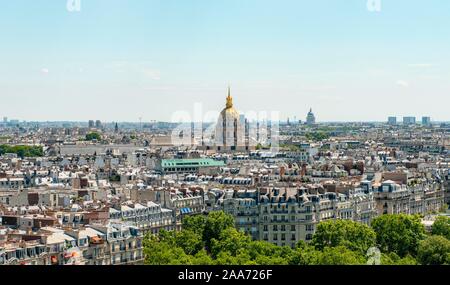 Vista sulla città, vista dalla Torre Eiffel a cupola dorata della cappella di Saint-Louis des Invalides, Hotel des Invalides, Parigi, Francia Foto Stock