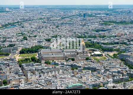 Vista sulla città, vista dalla Torre Eiffel alla cappella di Saint-Louis des Invalides, Hotel des Invalides, Parigi, Francia Foto Stock