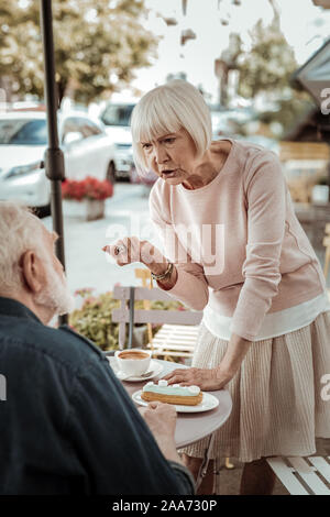 Bella donna di età sostenendo con suo marito Foto Stock