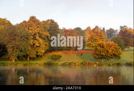 In autunno le riflessioni del mattino al Parco Highfields, Nottingham England Regno Unito Foto Stock