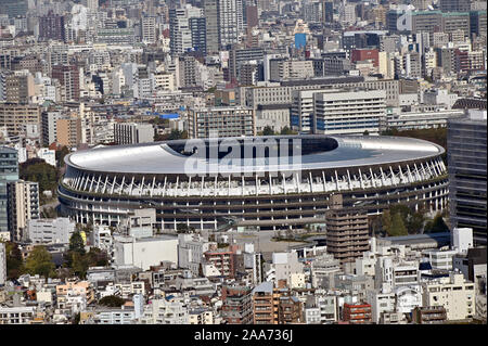 Tokyo, Giappone. Xix Nov, 2019. Lavori di costruzione di 1, 4 miliardi di dollari di nuovo National Stadium, il luogo di ritrovo principale per il 2020 Tokyo Olimpiadi e Paraolimpiadi invernali situato nel cuore di Tokyo, è stato completato il martedì 19 novembre, 2019. Credito: Natsuki Sakai/AFLO/Alamy Live News Foto Stock