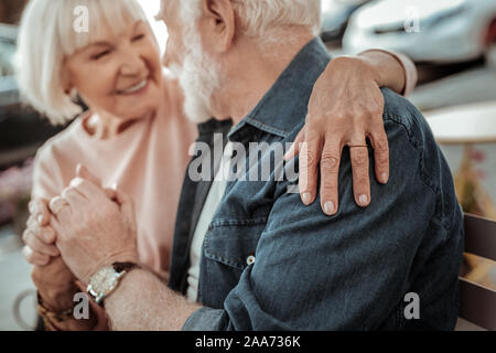 Messa a fuoco selettiva di una femmina di mano di essere messo sulla spalla Foto Stock